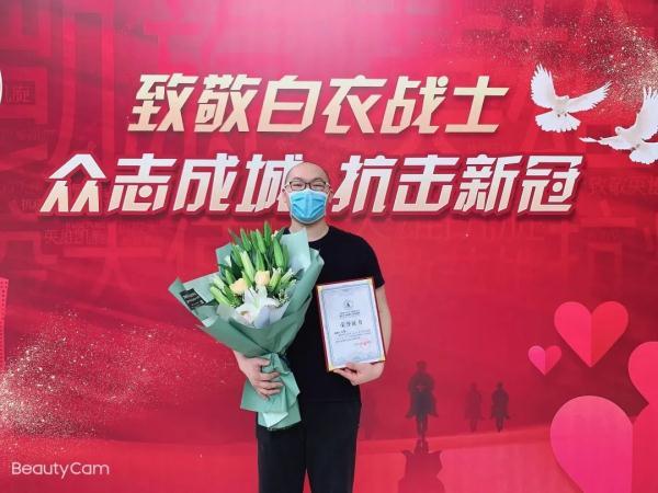 妻子是空姐，他是“猛男”护士长，“从未动摇，我喜欢护理工作！”