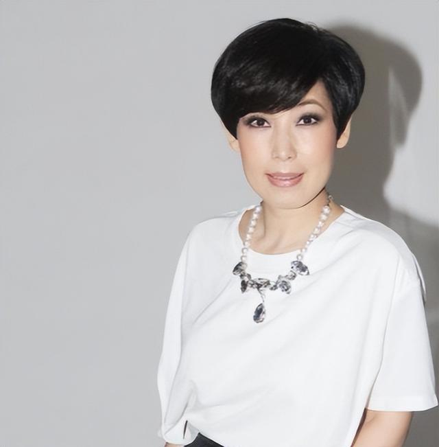 和郑伊健、梁家辉有染,公开承认出轨陈小春的黎芷珊,58岁仍单身