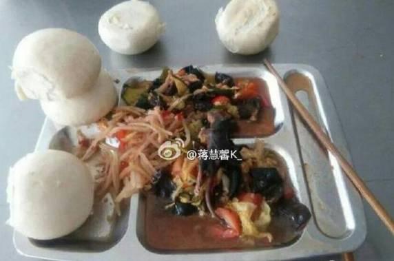 超级重口！中学食堂饭菜惊现一整只熟老鼠！“谢谢阿姨加肉”