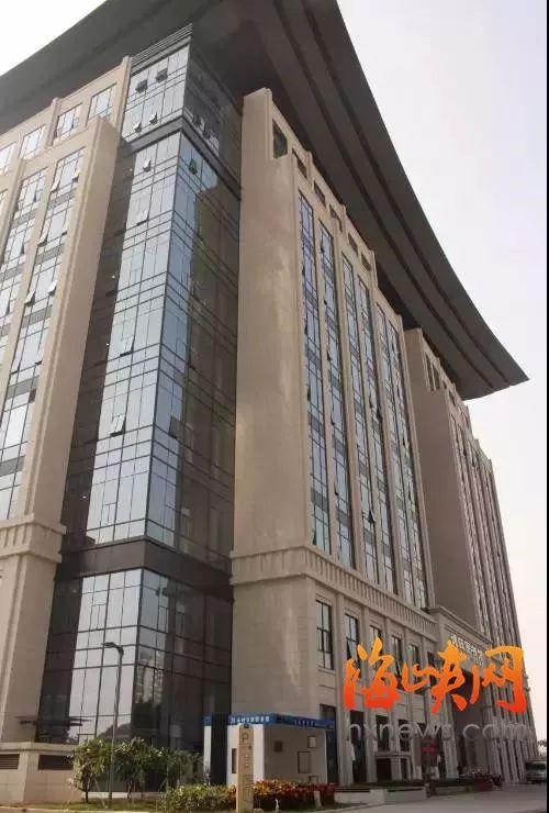 福州最牛图书馆首日体验来了！看电影 玩VR 看最美江景！办卡 借书 还书 存包 真实内景一网打尽！