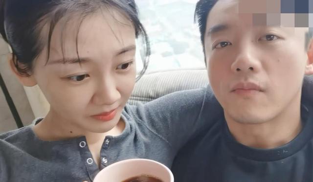 郑恺一大早就忙带娃,牵着女儿的手练走路,还把苗苗拉入怀里腻歪