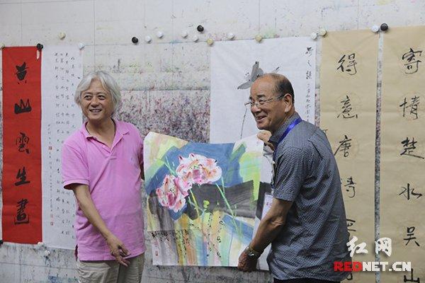 日本新闻文化代表团游凤凰古城，盛赞独特魅力