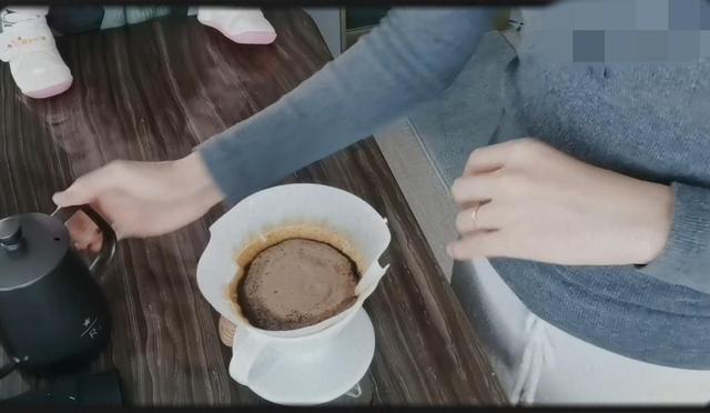 郑恺一大早就忙带娃,牵着女儿的手练走路,还把苗苗拉入怀里腻歪