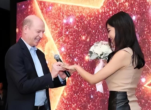 2016年,NBA美女主播周玲安与53岁美国富豪结婚,婚后屡屡传婚变