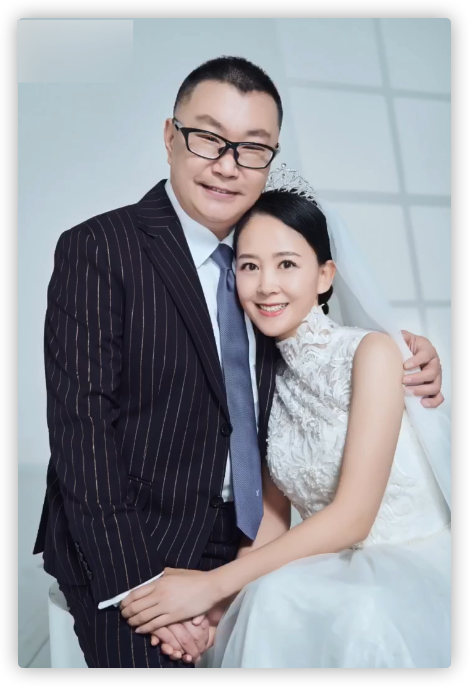 尹相杰妻子庆结婚一周年,公开唯美婚纱照,连换4套礼服身姿婀娜