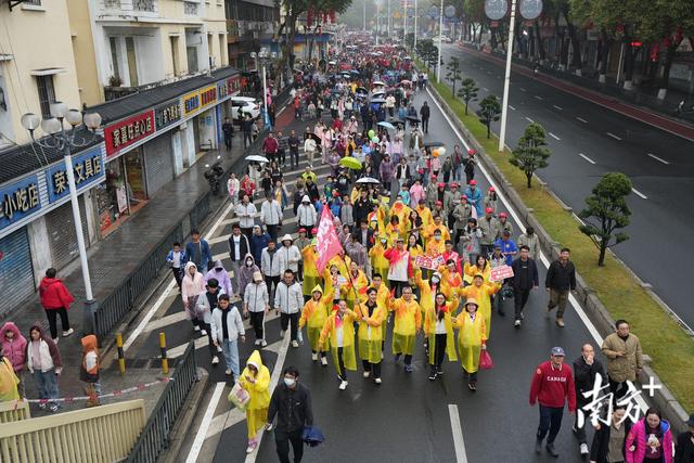 南方日报要闻|募集善款超4000万元!江门元宵万人健步行活动举行