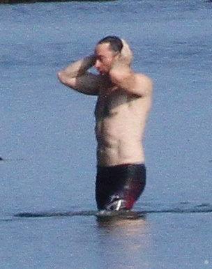 金刚狼扮演者(52岁金刚狼光膀子戏水，6块腹肌抢镜，网友：身材保持的太棒啦)