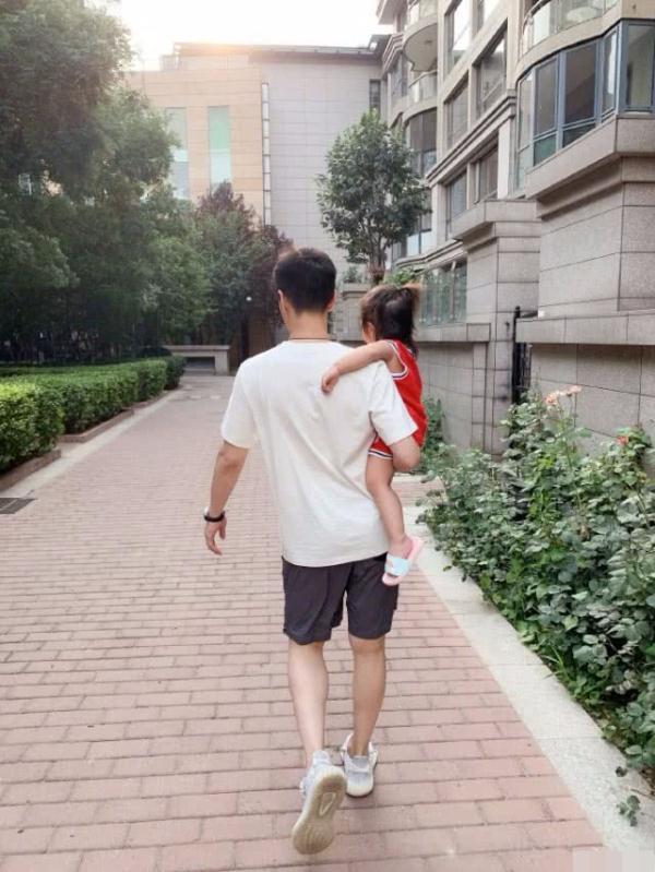 朱丹言传身教,女儿小小丹学妈妈蹲地上擦泡泡水,小丫头超懂事