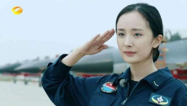 女星豁出去的素颜照,赵丽颖一看就是没睡醒,杨颖皮肤乌黑照样秀
