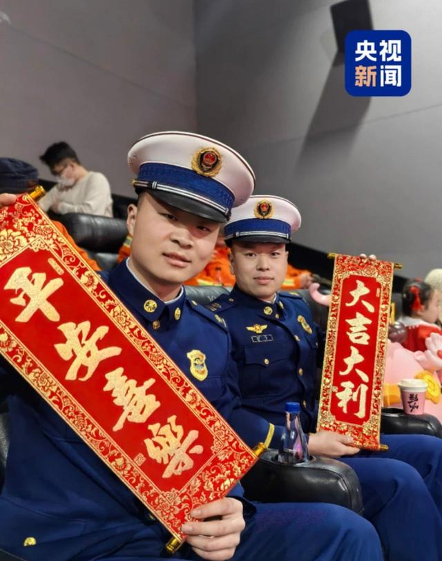 除夕夜,电影院看春晚是怎样的体验?