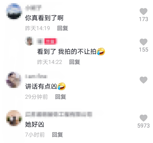 34岁江疏影拍戏被偶遇，手指路人怒斥别拍了，网友评论两极分化