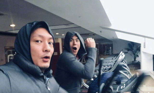 39岁彭于晏拍戏暴瘦,脸颊凹陷脊椎骨凸起超吓人,一身肌肉打水漂