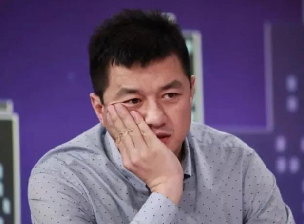 李亚鹏出事了！在街头大秀恩爱的女友，知道他欠债4000万吗？