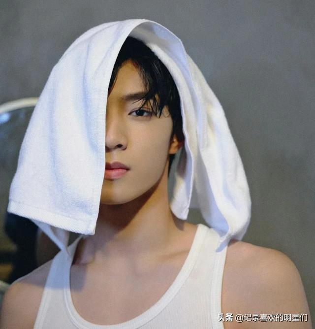 时代少年团里的刘耀文阳光帅气迷人十足哦！