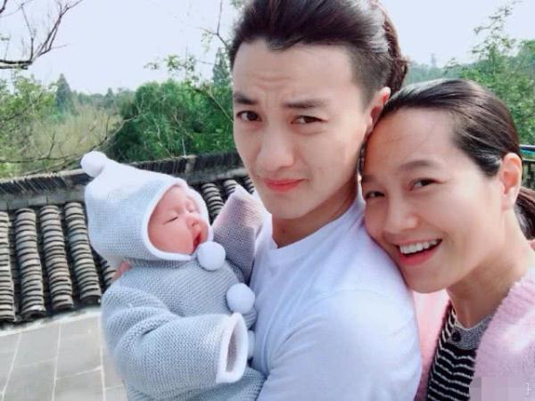 朱丹言传身教,女儿小小丹学妈妈蹲地上擦泡泡水,小丫头超懂事