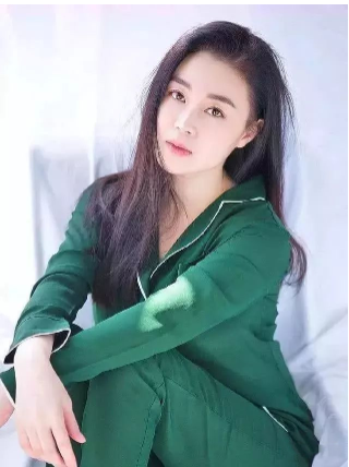 被赵本山捧了17年，38岁依然单身，“杨晓燕”关婷娜后悔了吗？