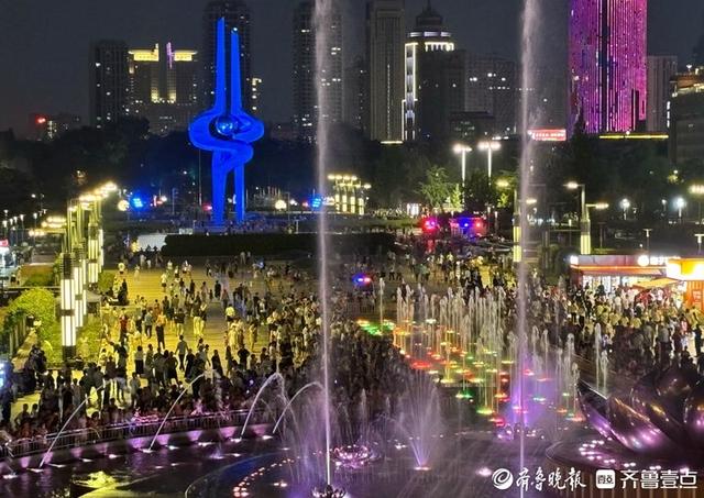 端午假期最后一晚,游客泉城广场观赏喷泉休闲纳凉