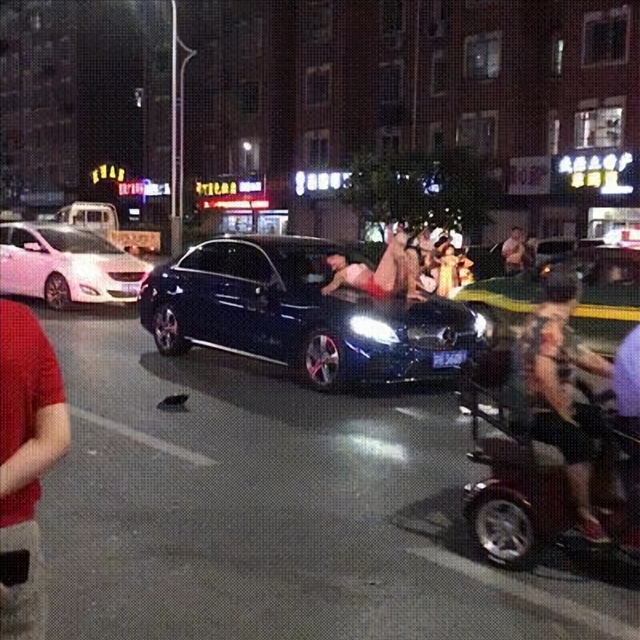 广西桂林女子车顶脱裤撒尿辣眼睛!