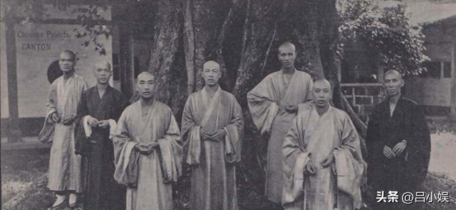 罕见照片：日本女人竟如此开放大胆，女学生脱光衣服全身赤裸上课