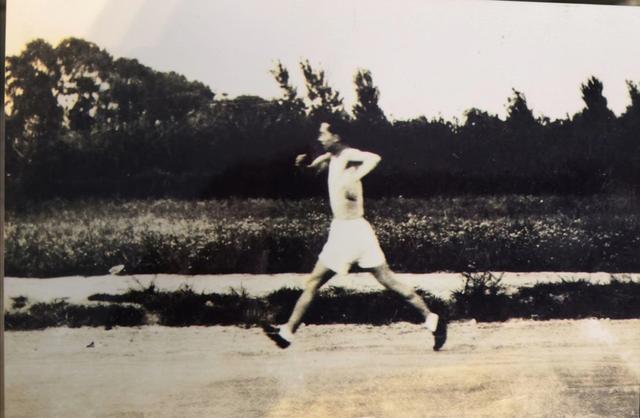 1936年的柏林奥运会上，中国的 “神行太保”与天才运动员欧文斯结为好友