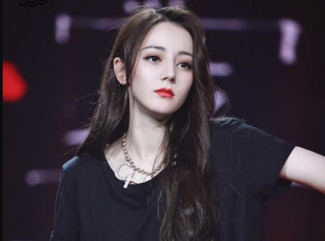 迪丽热巴27岁首办生日会有深意，自曝出道前曾自卑，只有87才会懂