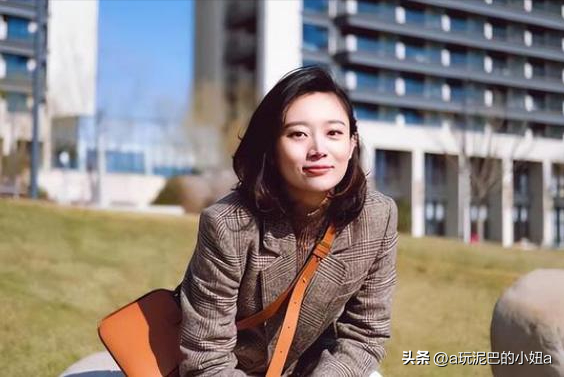 从央视消失,被誉为“董卿接班人”的李七月,如今走上了另一条路