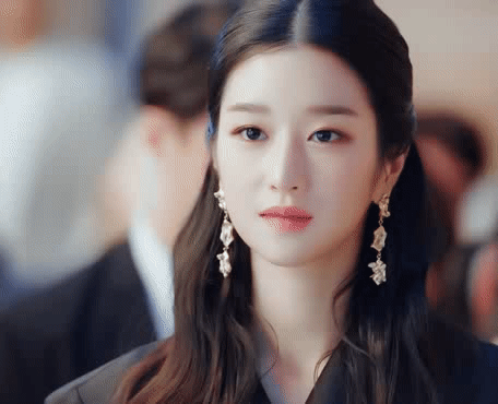 韩剧史上又多一“魔女”！金秀贤新剧女主火了，种草耳环包包墨镜