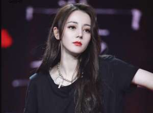 迪丽热巴哪里人(迪丽热巴27岁首办生日会有深意，自曝出道前曾自卑，只有87才会懂)