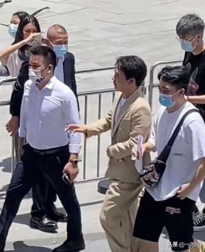 郭麒麟多高(26岁郭麒麟生图曝光，打扮成熟身材圆润，网友：只有165吗？)