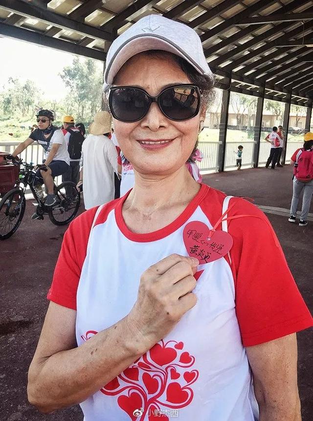 两个中国“神仙奶奶”穿旗袍游巴黎,意外走红网络:老了,也要优雅成一道风景线