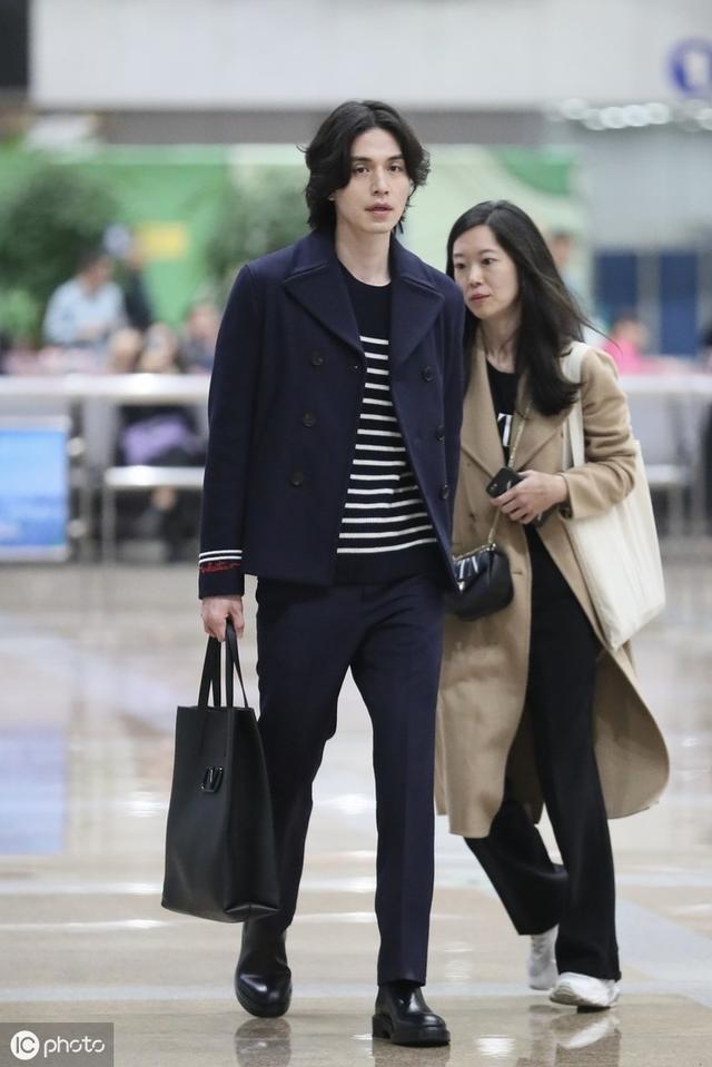 37岁李栋旭五官似雕刻仿佛吃了防腐剂，“薛功灿”长发造型显阴柔