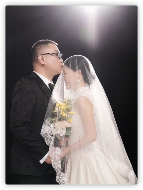 尹相杰妻子庆结婚一周年,公开唯美婚纱照,连换4套礼服身姿婀娜