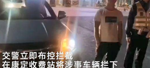 刷新三观,男子竟在高速隧道内当众洗脚!网友:活久见