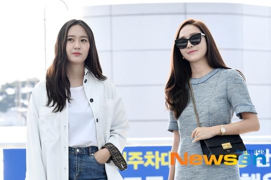 郑秀妍郑秀晶现身机场大走清纯风 飞赴美国拍摄姐妹真人秀