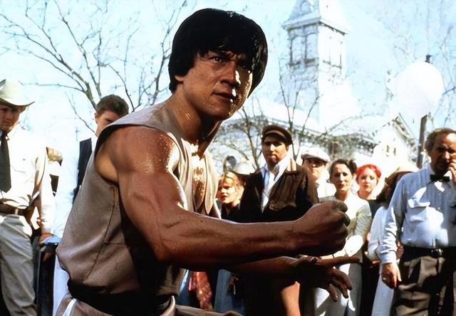 同为“香港之子”却终生无合作,这38年,成龙和周润发活得可真累