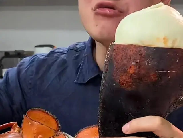 海鲜吃播神一样的操作,你见过吗?