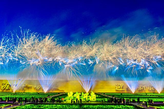 烟花与戏剧交织 只有河南·戏剧幻城成春节文化新地标