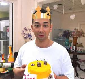 赵文卓多少岁(48岁赵文卓生日近照曝光，与小7岁妻子恩爱异常，背后豪宅超抢镜)