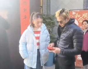 郭富城老婆是谁(59岁郭富城陪妻子方媛回老家拜年，穿着低调，和长辈唠家常、发红包合影)