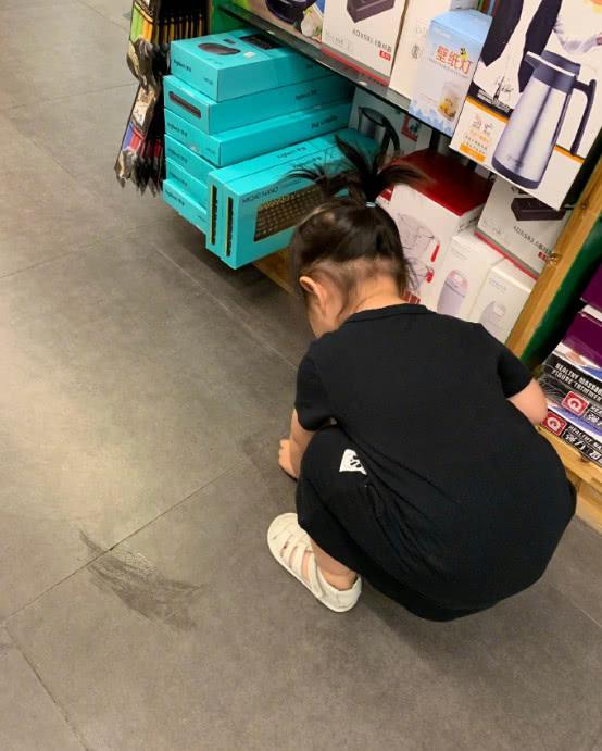 朱丹言传身教,女儿小小丹学妈妈蹲地上擦泡泡水,小丫头超懂事