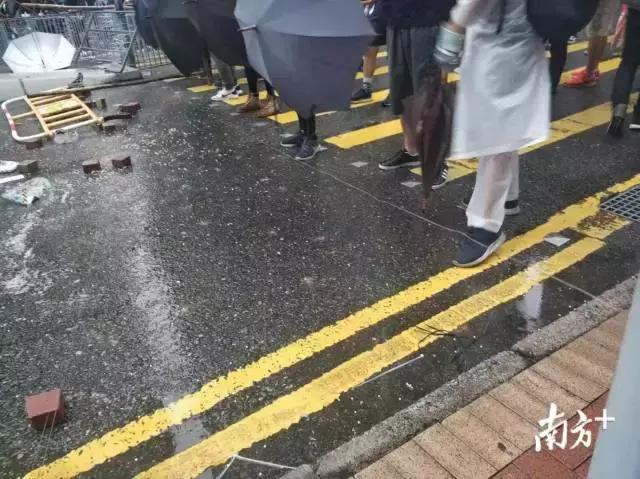 港警鸣枪示警！出动水炮车！直击香港荃湾暴乱