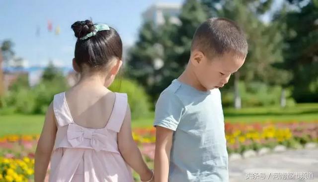 小男孩在幼儿园亲了小女孩,双方妈妈反应截然不同:简直是个疯子