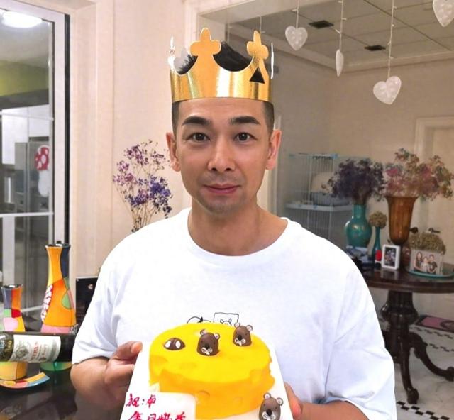 48岁赵文卓生日近照曝光，与小7岁妻子恩爱异常，背后豪宅超抢镜