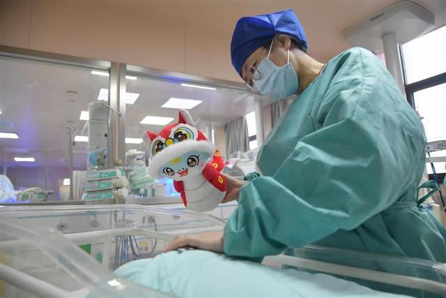 这群医护当起“临时爸妈”,带着“巴掌宝宝”90天闯关创下生命奇迹