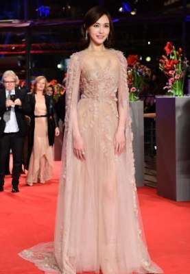 女星透视(明星穿透视装，唐嫣显胸小，范冰冰最会穿，章子怡却走光)