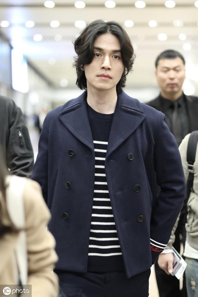 37岁李栋旭五官似雕刻仿佛吃了防腐剂，“薛功灿”长发造型显阴柔