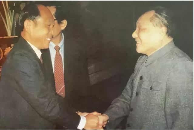 2006年霍英东去世:葬礼上国旗加身,李嘉诚到场,何鸿燊亲自扶灵