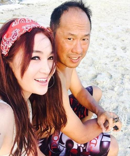 55岁温碧霞美出天际,穿泳装性感如苏妲己,和富商丈夫秀恩爱