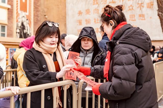 烟花与戏剧交织 只有河南·戏剧幻城成春节文化新地标