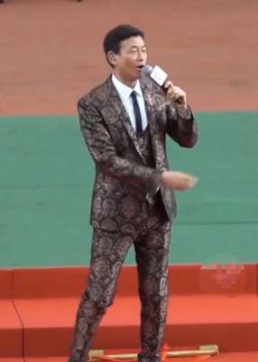 郑少秋现状(74岁郑少秋落魄走商演,太卖力表情变僵硬,靠二婚妻子红极一时)